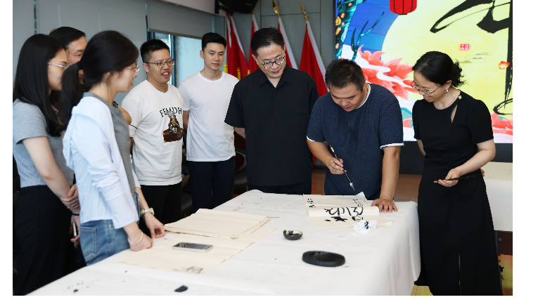 金控管理公司组织开展“皓月揽华诞·风华共赏时”中秋系列活动
